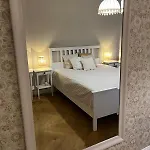 Spacious & Stylish In Center Apartment
