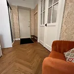 Spacious & Stylish In Center Apartment *
