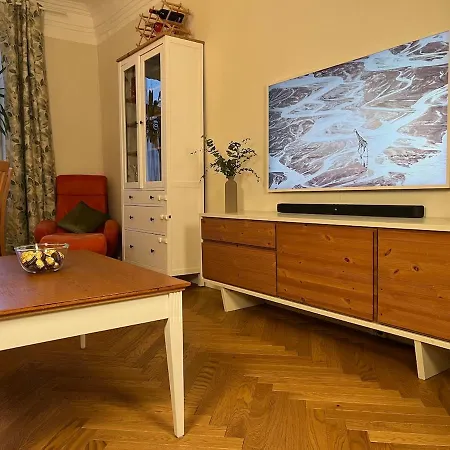 Spacious & Stylish In Center Apartment