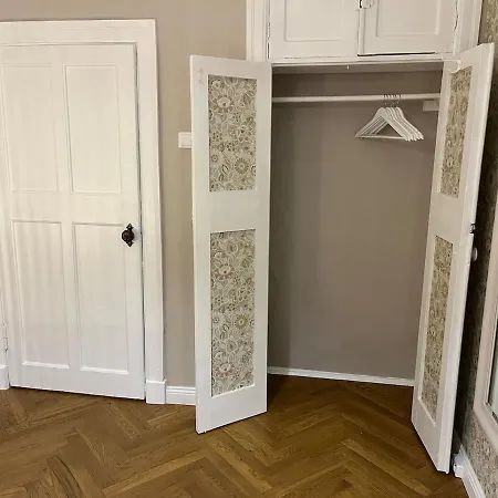 Spacious & Stylish In Center Apartment *